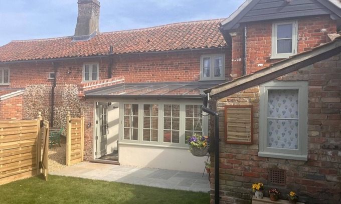 Great Snoring Cabaña | Vine Cottage - En un pueblo tranquilo, cerca de la fabulosa costa norte de Norfolk.