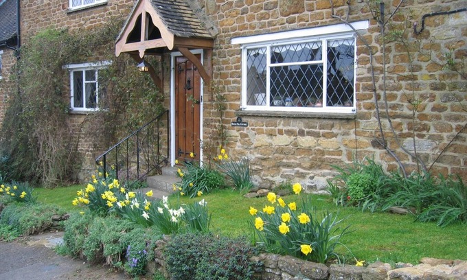 Hook Norton Cabaña | Cosy 18th Century Cottage in The Cotswolds. Great for groups and families.