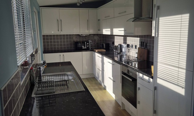 Newark Casa | Cosy 1BR Hideaway - Hot Tub, Wifi & Private Pond