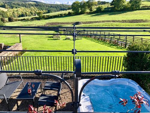 Alport Apartamento | Cosy 2 bedroom apartment, terrace with Hot Tub 8am - 10pm plus private daily use of indoor pool and sauna 1 hour