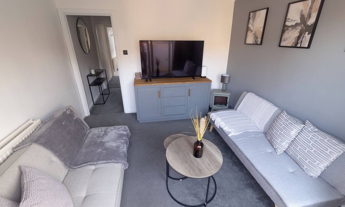 Newton St Loe Casa | Cosy 2-Bedroom Central Home with Private Hot Tub