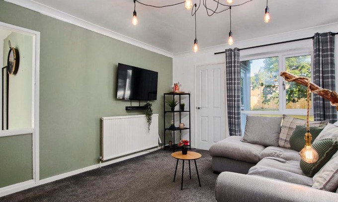 Seaton Delaval Casa | Cosy 2 bedroom flat, with parking & garden