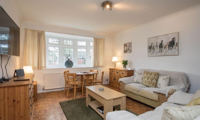 Maidenhead Apartamento | Cosy 2 Bedroom Flat with Parking and 20mins Train to London