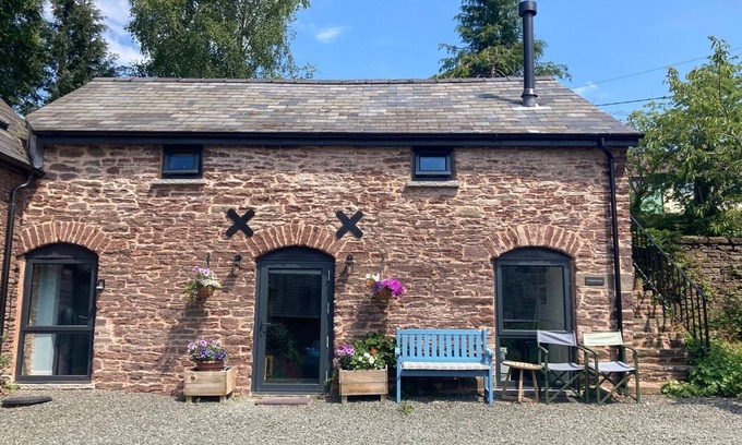 Llanfihangel Tal-y-llyn Cabaña | Cosy 2 bed barn in Bannau Brycheiniog national park, with outdoor patio.