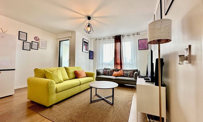 La Courneuve Apartamento | Cosy 2-room apartment with parking near Hôtel de Ville station Courneuve