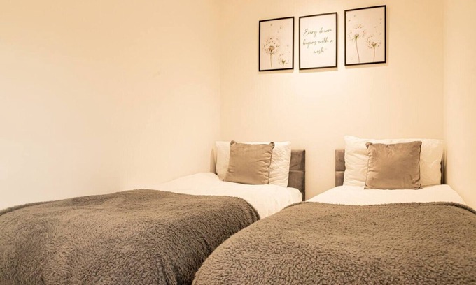 Wroxton Apartamento | Cosy 2BR Countryside Flat | Pet-Friendly + Parking