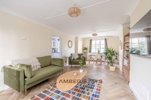 Windsor Casa | Cosy 3 Bed Cottage in Windsor, Perfect for Small Families & Couples, Sleeps 5