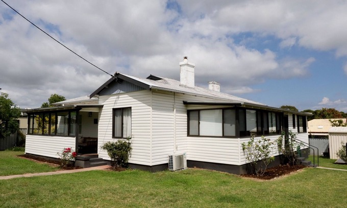 Tenterfield Casa | Cosy 3-Bed Home with Fireplace & Outdoor BBQ