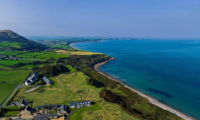 Pistyll Apartamento | Cosy, 3-bedroom cottages with uninterrupted views of the sparkling Llyn Peninsula coastline.