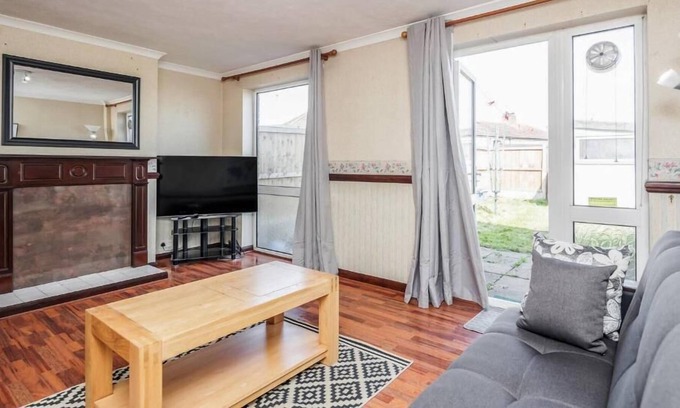 Tilbury Casa | Cosy 3 Bedroom Home With Wifi, Parking & Garden