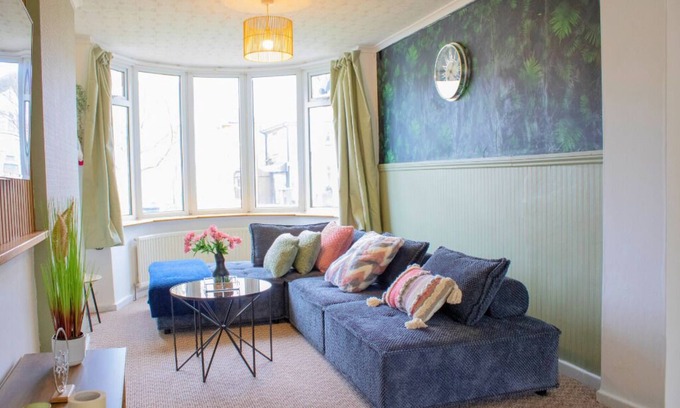 Olton Casa | Cosy 3BR - Wifi, Smart TV, Parking and 5-Min to Airport, JLR & NEC in Birmingham