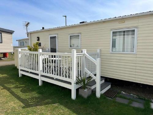 Kessingland Otro | Cosy 6 Berth Caravan With Side Decking At Kessingland Beach, Suffolk Ref 90031Sv