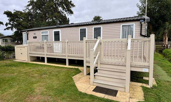 Clacton-on-Sea Casa | Cosy 8 berth caravan with decking and lake-views at Weeley Bridge ref 69001LV