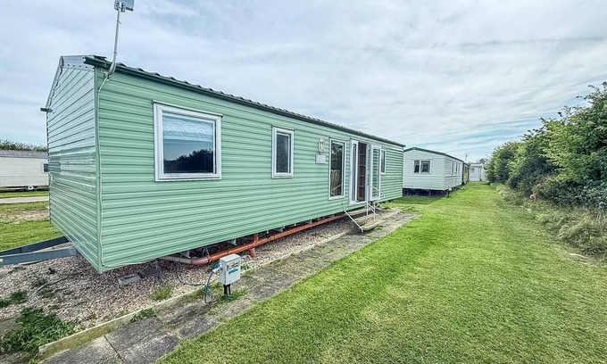 Louth Casa | Cosy 8 berth caravan with lovely field views at Sunnydale ref 35353S
