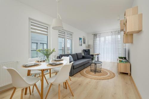 Dzwirzyno Apartamento | Cosy and Bright Apartment in Dźwirzyno with Furnished Balcony and Free Parking by Noclegi Renters