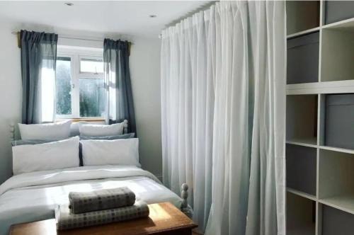 Fairwater Casa | Cosy and Characterful 1 bedroom townhouse with big south facing garden in Cardiff