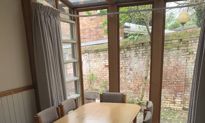South Launceston Cabaña | Cosy and comfortable, centrally located, character cottage