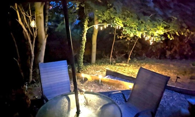 Ruskington Cabina | Cosy and secluded brook-side lodge