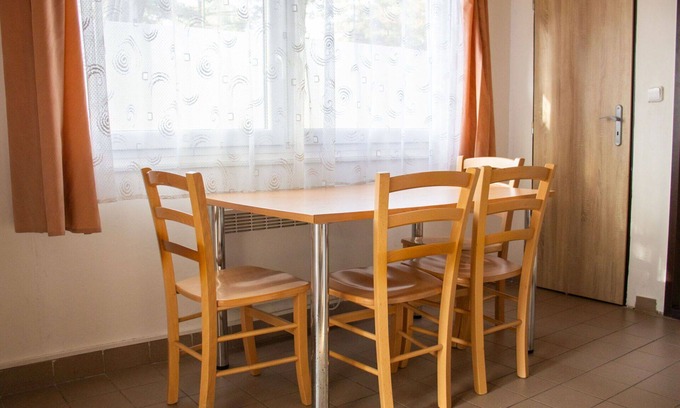 Hradec Kralove Casa | Acogedor apartamento en villa para 12 personas con WIFI, TV, patio y mascotas permitida