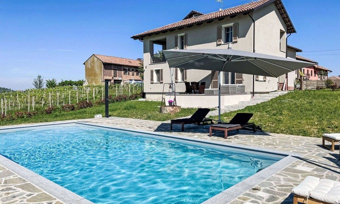 Costigliole d'Asti Apartamento | Acogedor apartamento para 2 personas con piscina, A/C, WIFI, TV, patio y aparcamiento