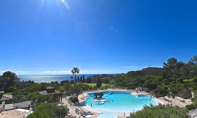 Le Dramont Apartamento | Hermoso apartamento para 4 personas con piscina, WIFI, TV, terraza y aparcamiento