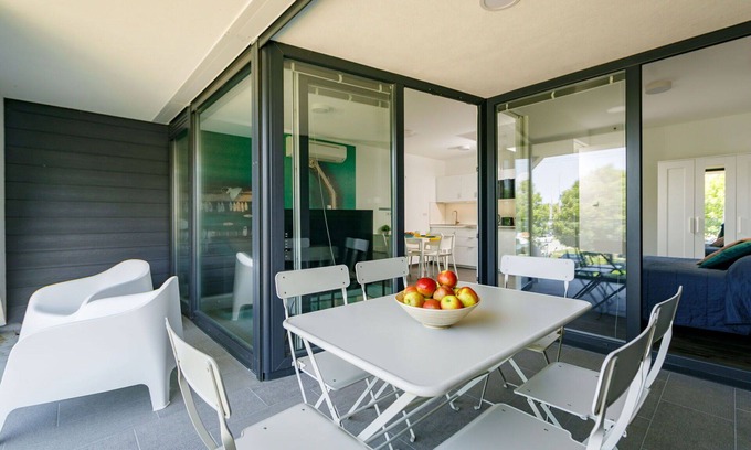 Balatonszemes Apartamento | Hermoso apartamento con piscina, A/C, WIFI, TV, terraza, mascotas permitida y aparcamiento