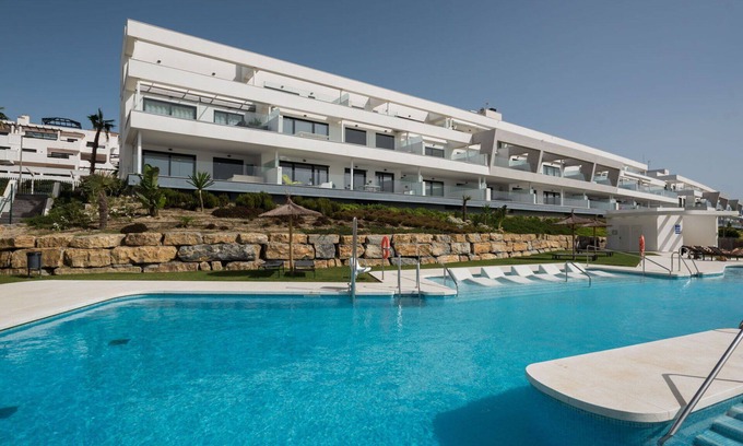 Casares Apartamento | Hermoso apartamento para 4 personas con WIFI, piscina, A/C, TV, terraza y aparcamiento
