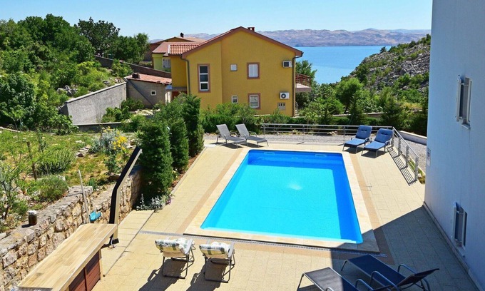 Ribarica Apartamento | Hermoso apartamento con WIFI, A/C, piscina, TV, terraza, mascotas permitida y aparcamiento