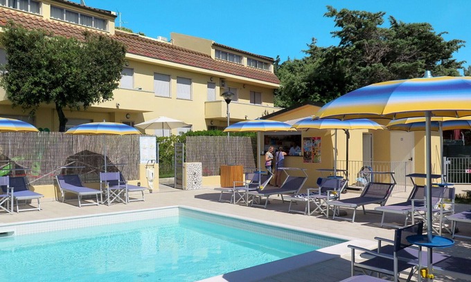 Marina di Cecina Apartamento | Cosy apartment for 8 people with WIFI, pool, A/C, TV, patio, pets allowed and parking