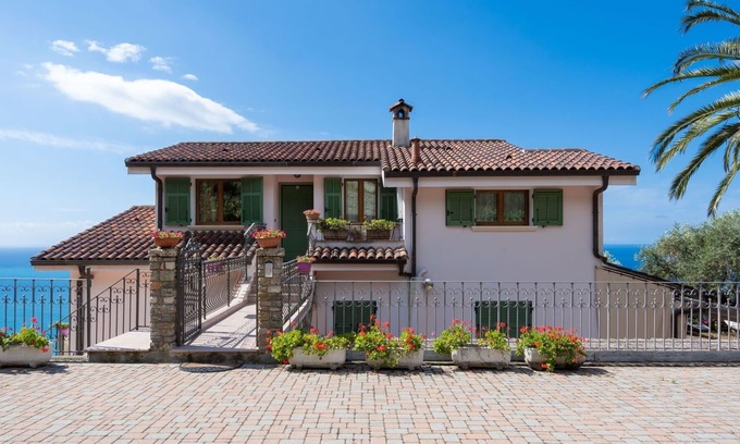 Ventimiglia Apartamento | Precioso apartamento con piscina privada, WIFI, A/C, TV, patio, vista panorámica y aparcamiento