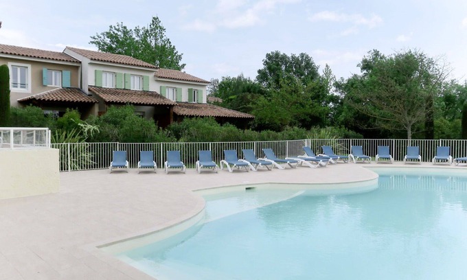 Montauroux Casa | Precioso apartamento en villa con A/C, WIFI, piscina, TV, terraza, mascotas permitida y aparcamiento
