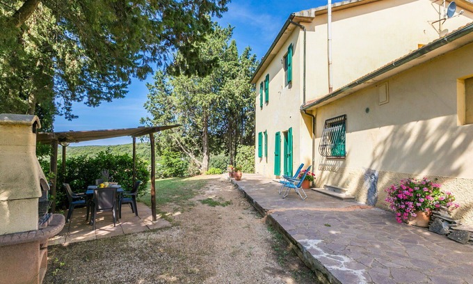 Follonica Villa | Hermoso apartamento en villa con piscina, WIFI, TV, patio, mascotas permitida y aparcamiento