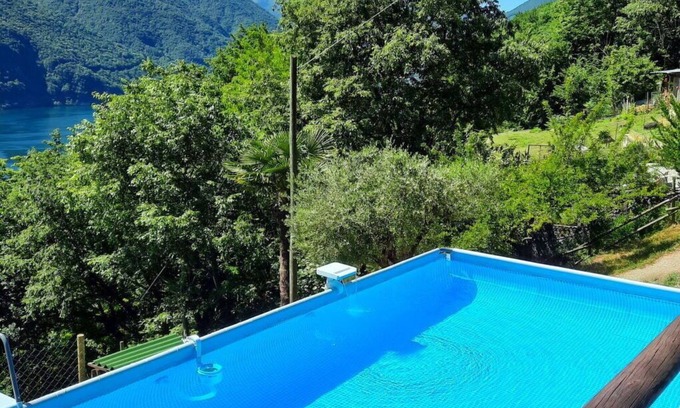 Porlezza Casa | Acogedor apartamento en villa con piscina, WIFI, TV, patio, mascotas permitida y aparcamiento