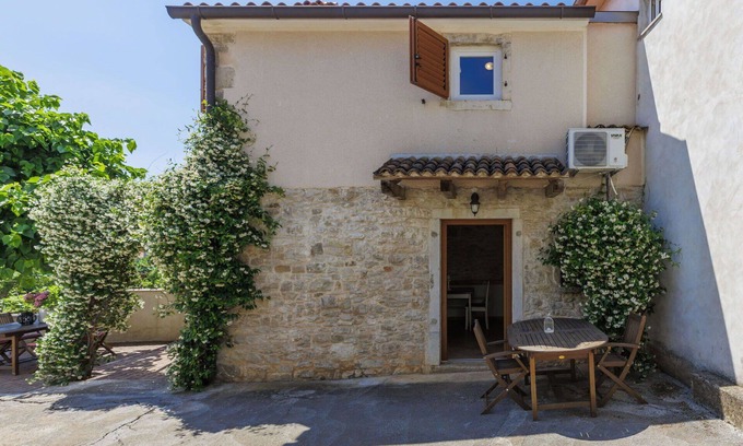 Kastelir Casa | Hermoso apartamento en villa con A/C, piscina, WIFI, TV, terraza, mascotas permitida y aparcamiento