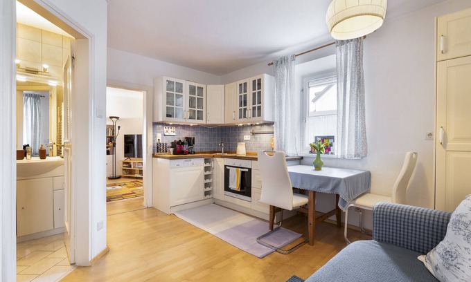 Maxglan Apartamento | Cosy studio with balcony close to the historical center, free parking and wifi.