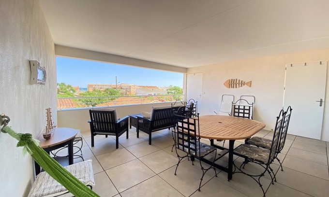 Saint-Pierre-la-Mer Apartamento | Cosy apartment with terrace 250 m from the beach