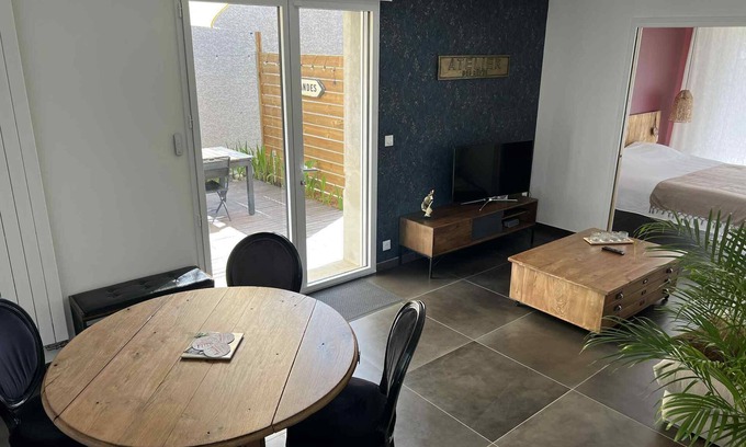 Grezieu-la-Varenne Apartamento | Cosy apartment with terrace, garden and parking, 15 km from Lyon