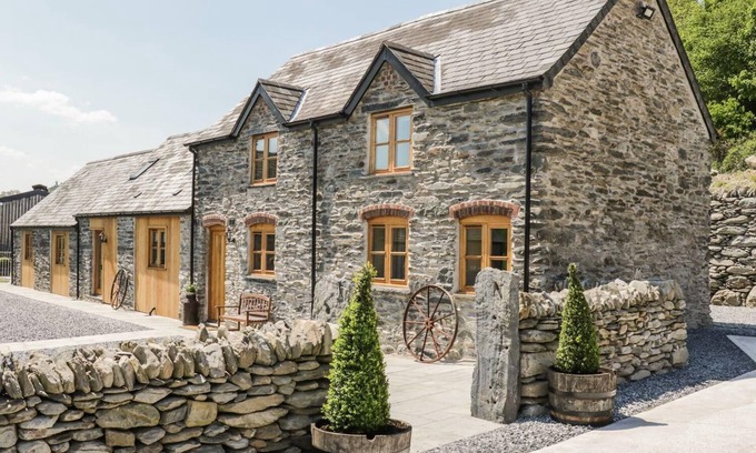 Corwen Casa | Cosy Barn - Sleeps 8, Hot Tub & Countryside Views