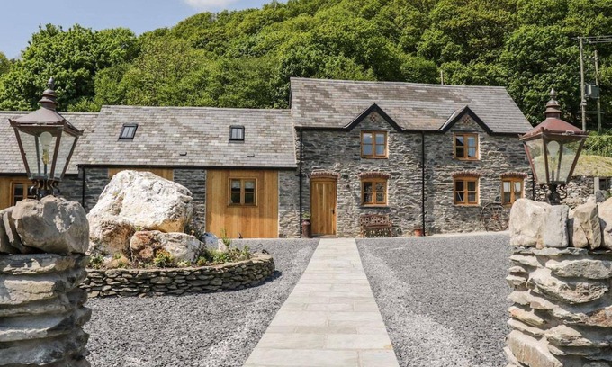 Corwen Casa | Cosy Barn - Sleeps 8, Hot Tub & Countryside Views
