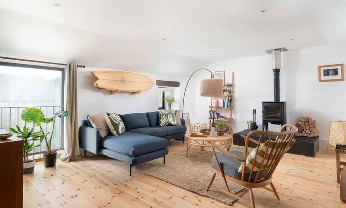 Treen Casa | Cosy barn, walk to 3 beaches