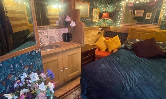 Greasby Apartamento | Cosy boutique style space. Close to country pub. Direct bus route to Liverpool.