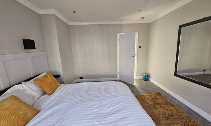 Chatham Casa | Cosy Bright Luxury Modern 3 Bedroom House near Chatham Station