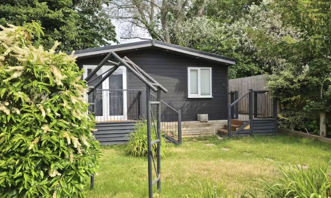 Freshwater Cabina | Cosy cabin in the beautiful West side of the Isle of Wight. Pet Friendly!