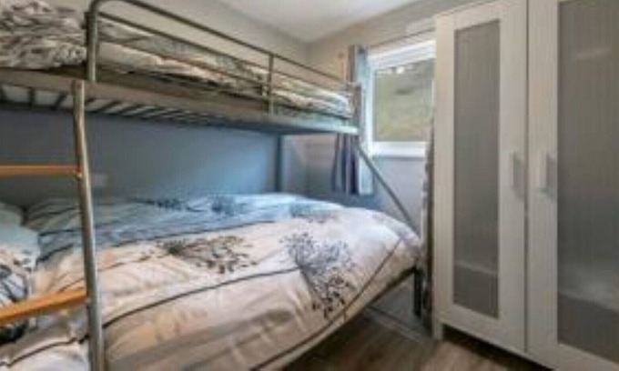 Bont Newydd Cabina | Cosy cabin on a quiet family run site