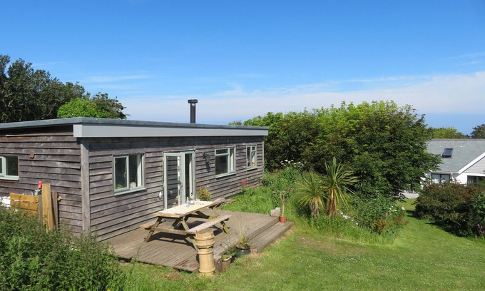 Mortehoe Cabina | cosy cabin, sleeps 6 close to coast path, pubs and beaches