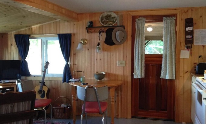 Tay Valley Cabaña | Cosy cabin steps from the lake