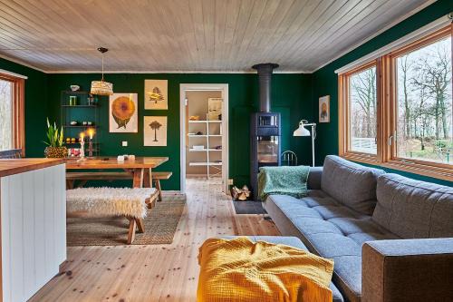 Ljungbyhed Casa | Cosy cabin w fireplace 3 mins from Söderåsen Park