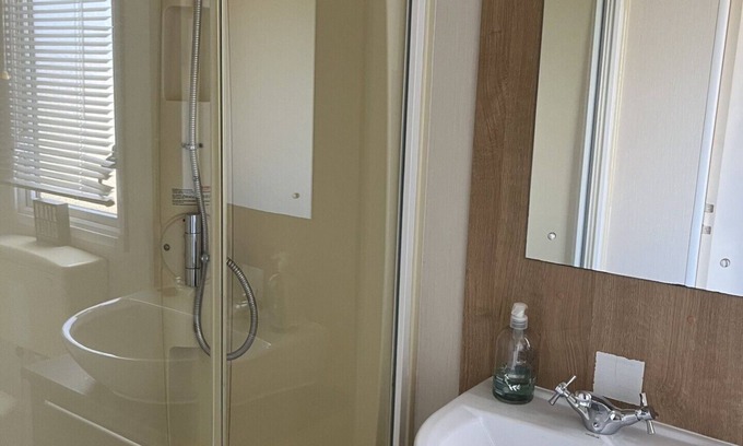 Minster on Sea Casa | Cosy Caravan in a quiet corner of the site - with a beautiful sea view!
