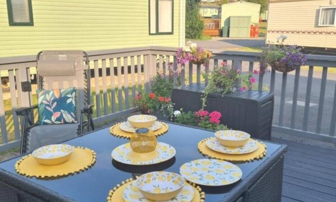 Llanrhystud Casa | Cosy caravan on championship golf course, ideal for a relaxing break