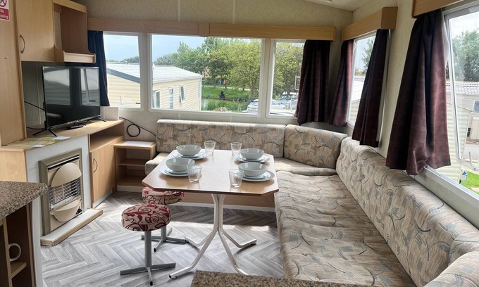 Winestead Casa | Cosy caravan with free WiFi at Sand le Mere Holiday Park, ref 71009R
